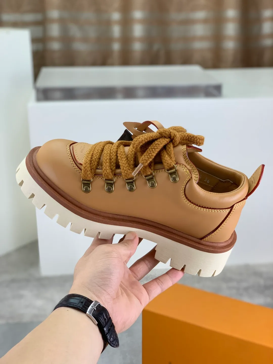 Men's shoes 💰P680 new LV | Louis Vuitton 🧡💚2025 autumn and winter new models, top version ⚠️ The counter features the latest LV REMIX lace-up mountaineering derby shoes, new hard goods 🆕 ❥BS purchasing level! Full of high-end feel! A popular model among bloggers at home and abroad, it’s retro and fashionable, and looks stunning on your feet! Mainly recommended models on the official website★ ━━━━━ ЅᏇєєt ━━━━━ ▪️Upper: top-grade first-layer cowhide ▪️Lining: imported sheepskin ▪️Outsole: original open-molded TPU non-slip outsole ▪️Sole height: 3.5cm ▪️Shoe size: Women 35-41 (41 customization is not returnable) Male 39-45 (46 customized, non-refundable)